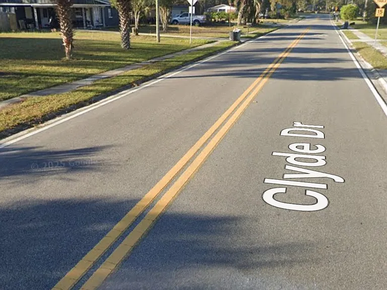 Clyde Dr — Photo 3