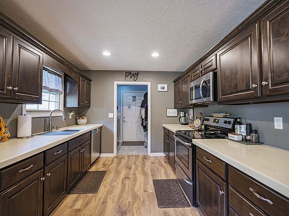 4th image of 398 Parker Dr