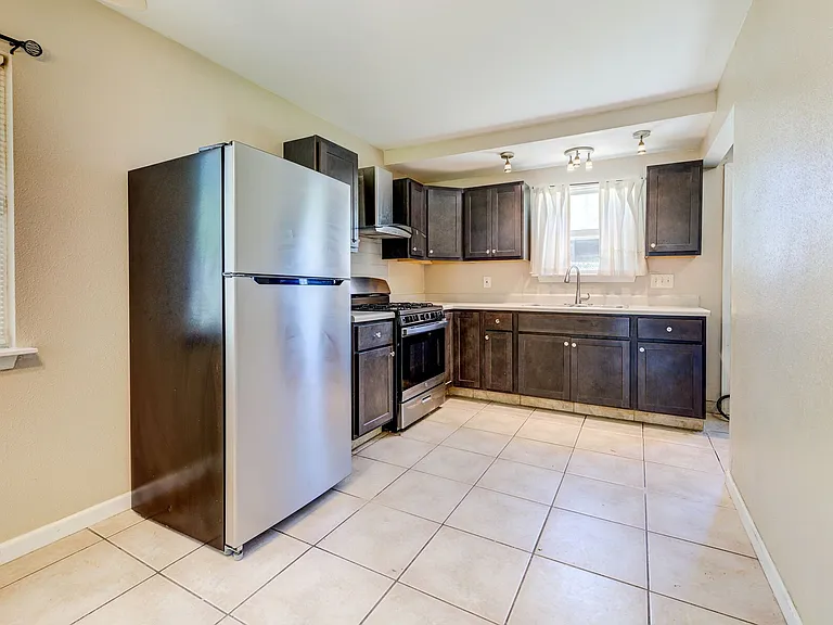 655 Lexington Park — Photo 8