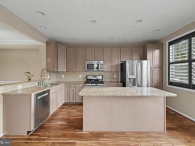 23108 Sunbury St — Photo 15