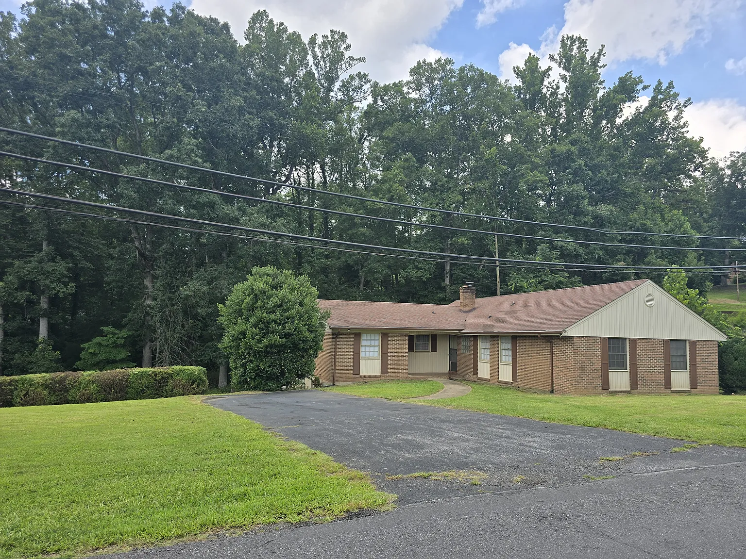 391 Robinhood Rd — Photo 1