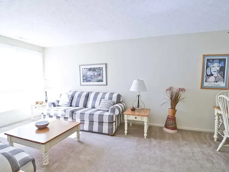 Woodlake Village Apartments — Photo 15