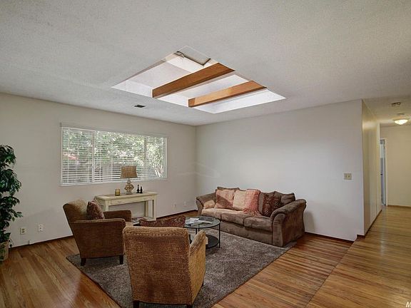3rd image of 1331 Camphor Ln