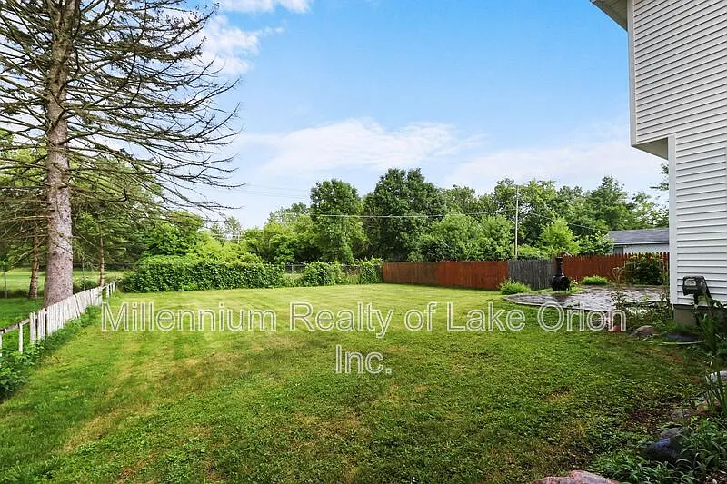 3 bed, 1.5 bath, 1341 sqft, $1,895 — Photo 3