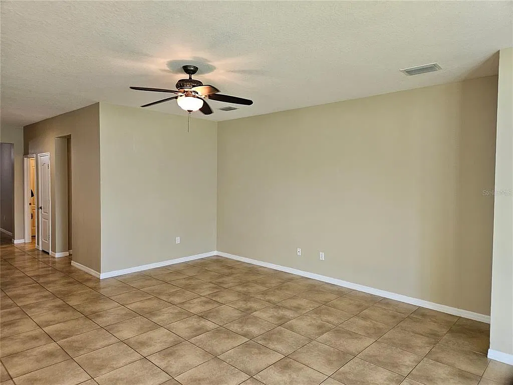 4 bed, 2.5 bath, 2058 sqft, $2,295 — Photo 4