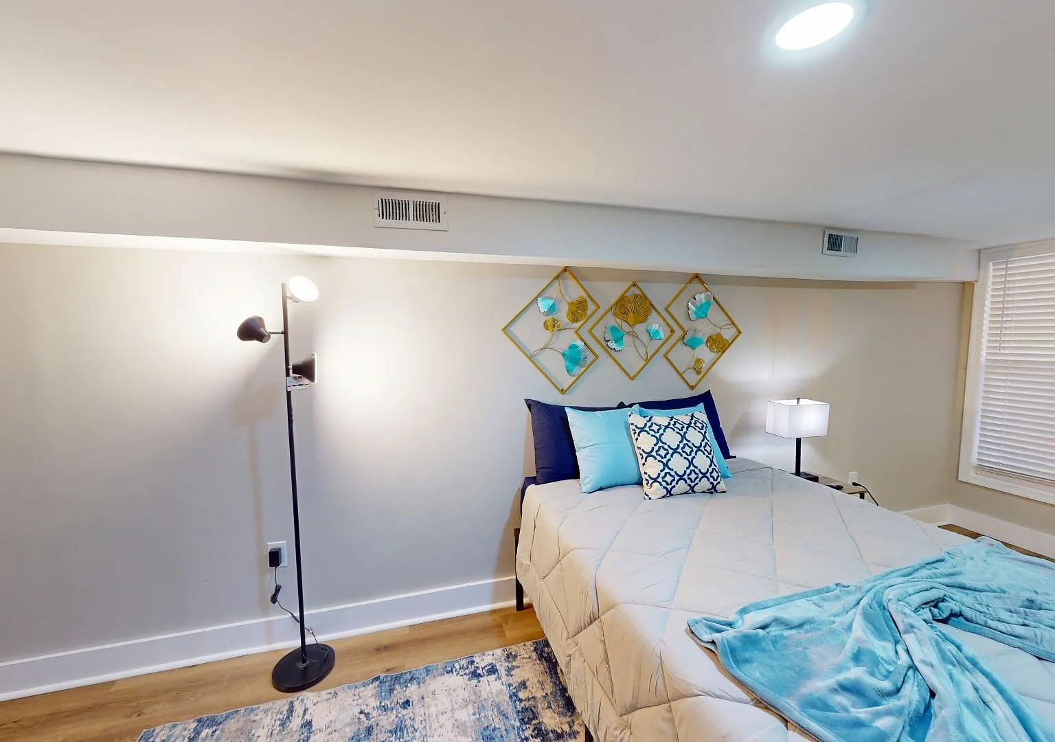 4 bed, 4.0 bath, 1800 sqft, $866 — Photo 4