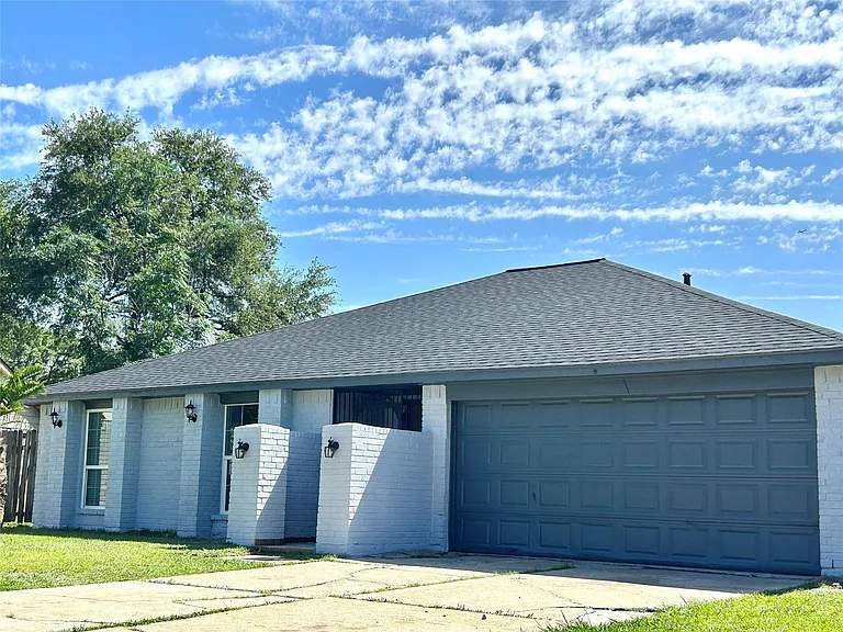 15719 Red Springs Dr — Photo 1