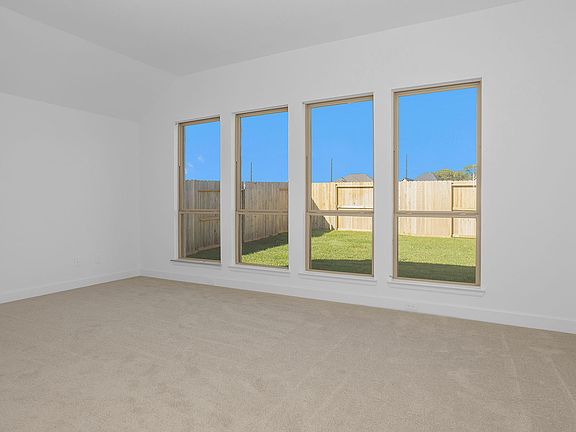 4th image of 1427 Crest Dale Ln
