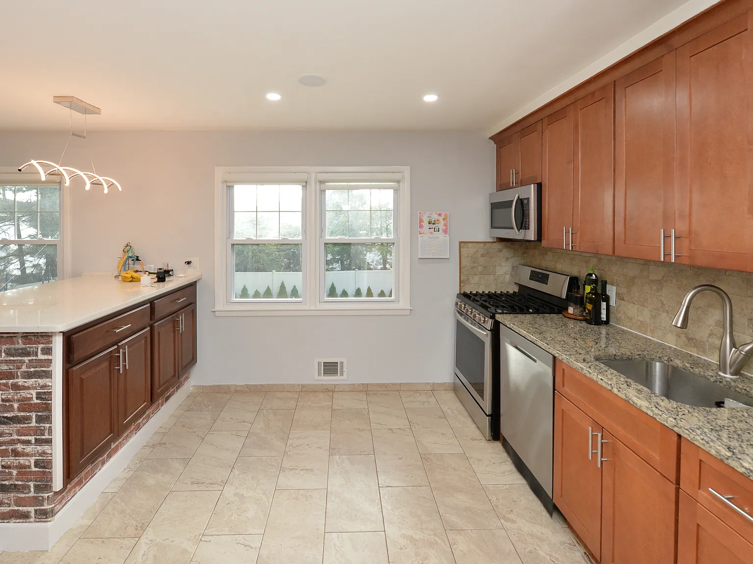 3 bed, 1672 sqft, $5,300 — Photo 3