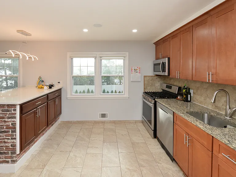 154 Middlesex Ave — Photo 3