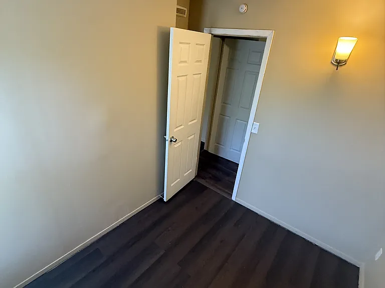 1146 Reaney Ave E #1 — Photo 12