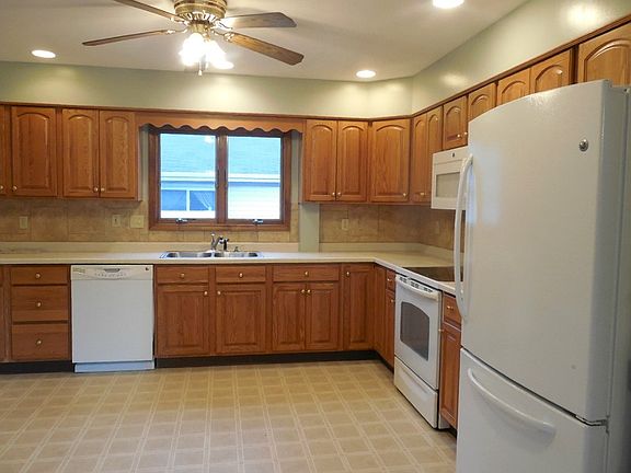 4th image of 521 E Grand Blvd