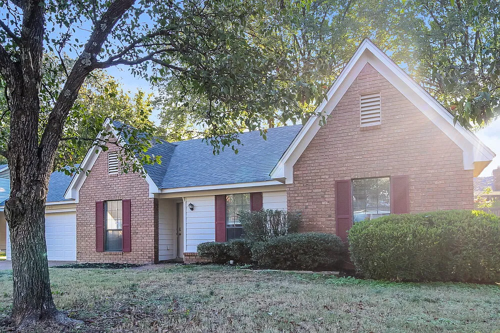 3 bed, 2.0 bath, 1251 sqft, $1,620 — Photo 3