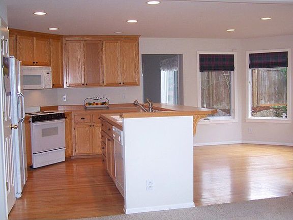 Kitchen w/ eating bar & eating area