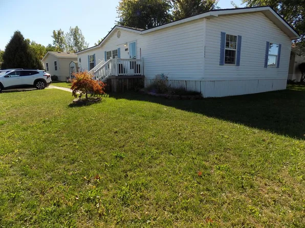 23089 Suffield Ln, Brownstown, MI 48174