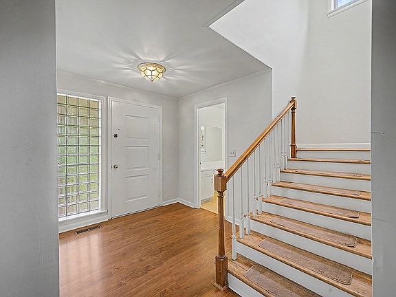 3rd image of 135 Linden Rd