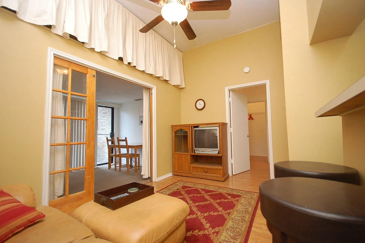2 bed, 1.0 bath, 698 sqft, $1,300 — Photo 2