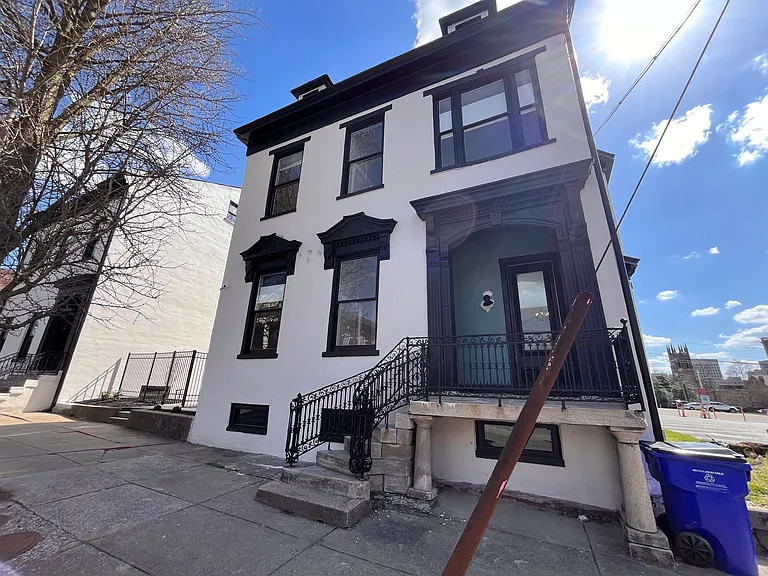 176 N Broadway #3 — Photo 14