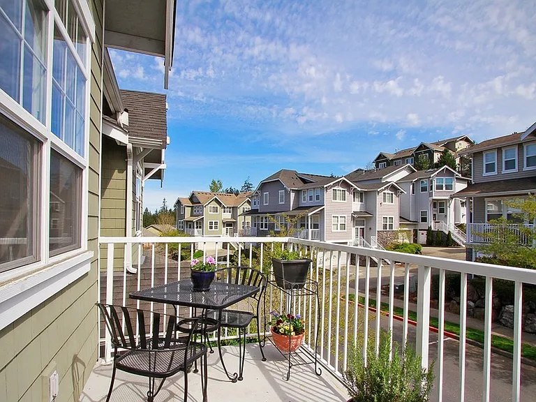 1601 NE Katsura St #203 — Photo 3