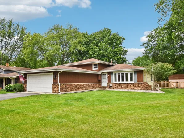 263 Bay Colony Dr, Naperville, IL 60565