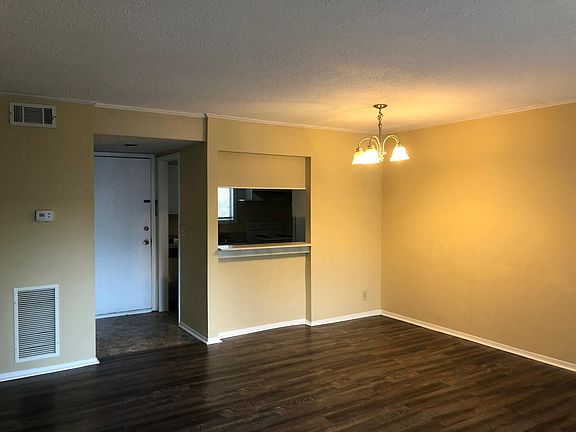 DR with bar opening into kitchen.