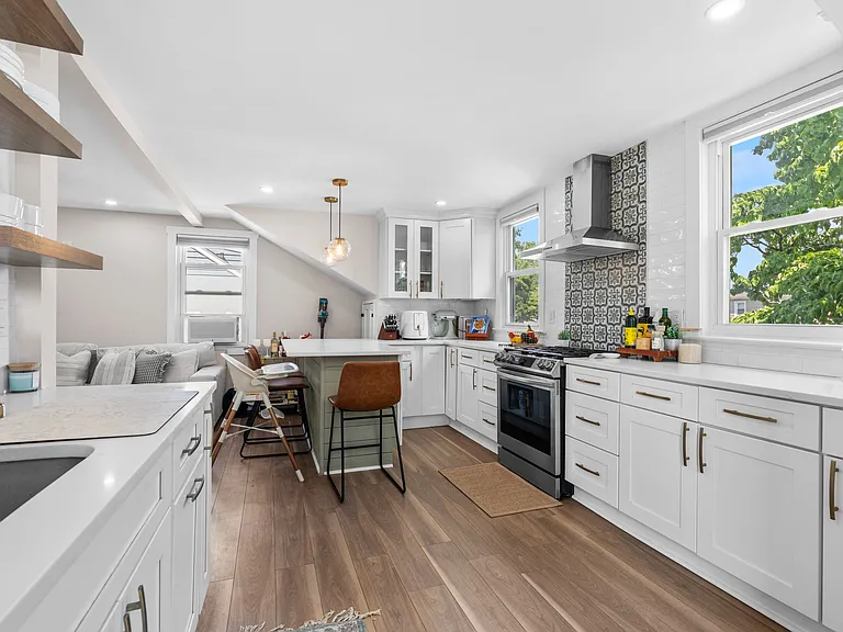Fully updated Eat-in kitchen