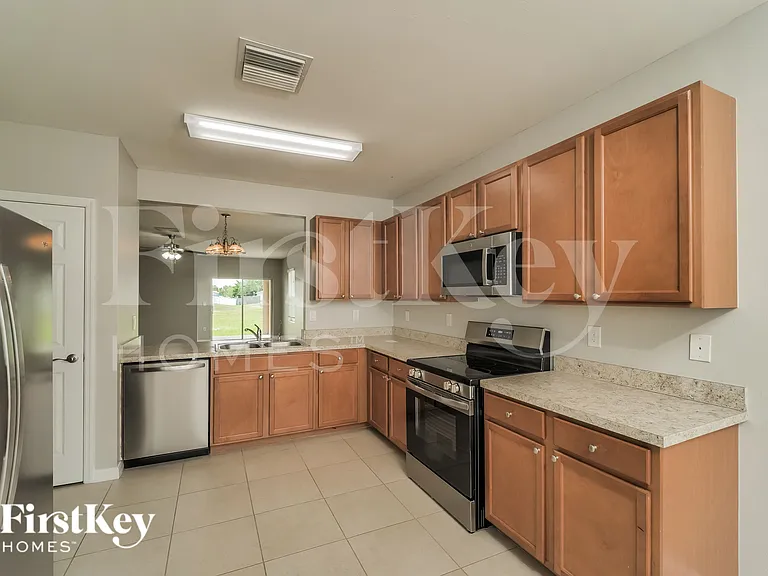 217 NW 9th St — Photo 7