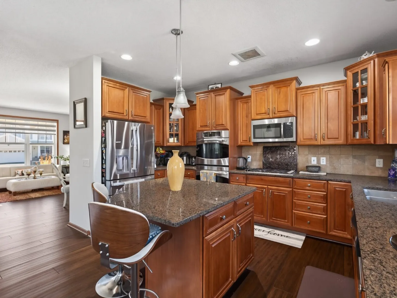 Stunning 5 Bedroom Home for Immediate Occupancy in EP!! — Photo 4