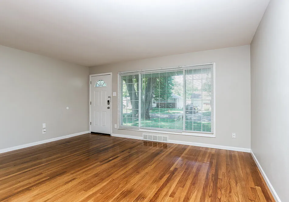 3 bed, 1.0 bath, 1262 sqft, $1,700 — Photo 4