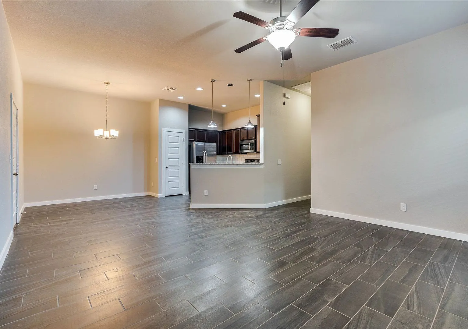Beautiful 3 Bedroom Townhouse Located In Bastrop, Texas! — Photo 3