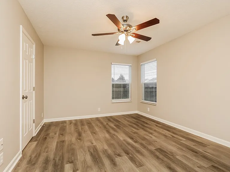 4052 Longfellow Dr — Photo 11