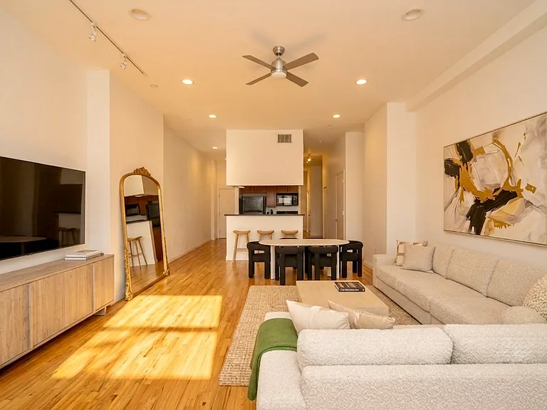 540 W 50th St #1B — Photo 2