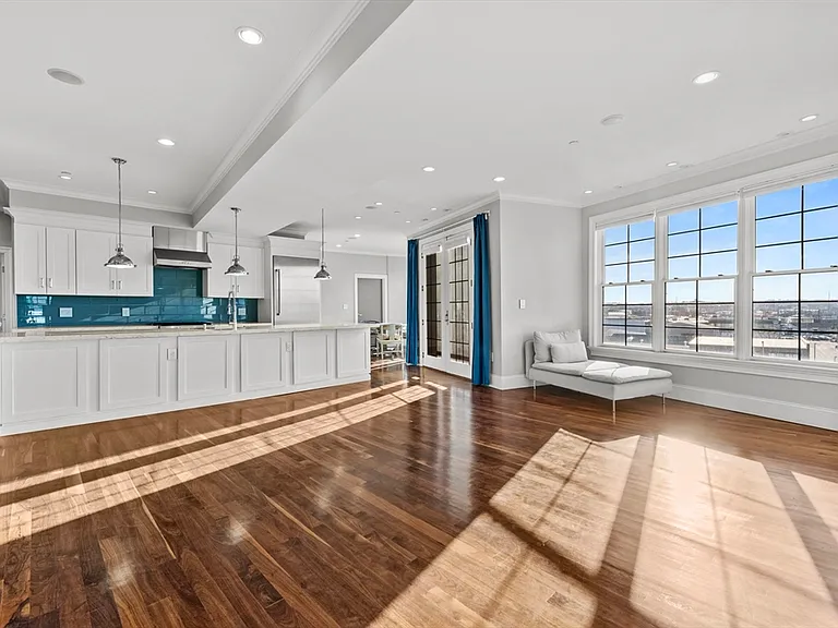 99 D St #PENTHOUSE — Photo 4