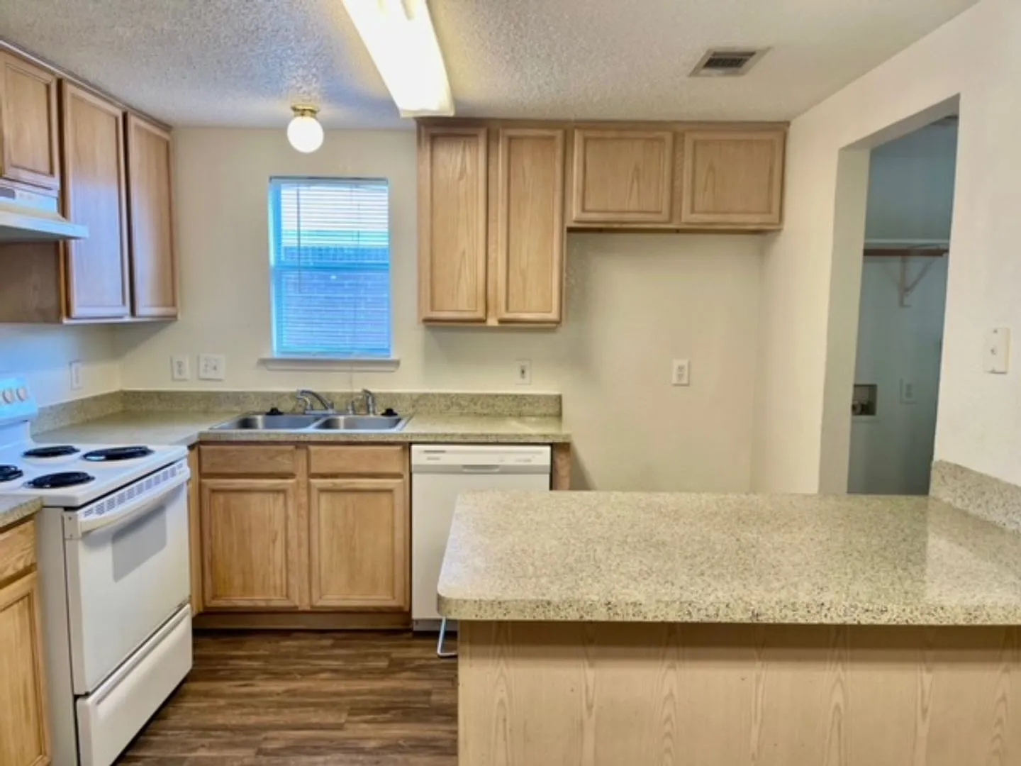 Great 5 Bedroom Home in Arlington — Photo 4