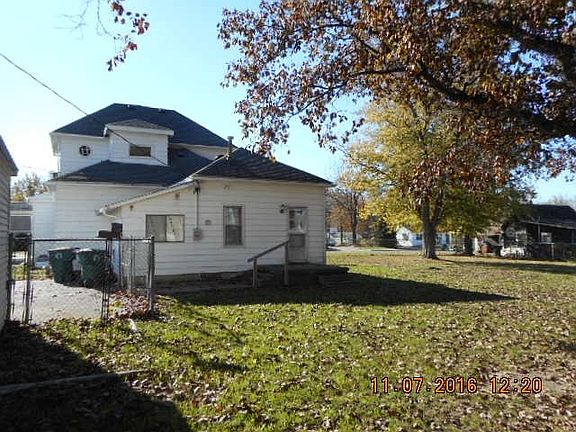 3rd image of 2208 W Memorial Dr