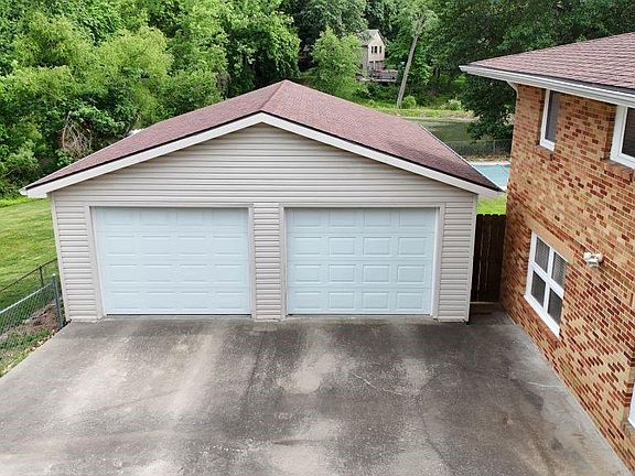 4th image of 3900 E Hills Dr
