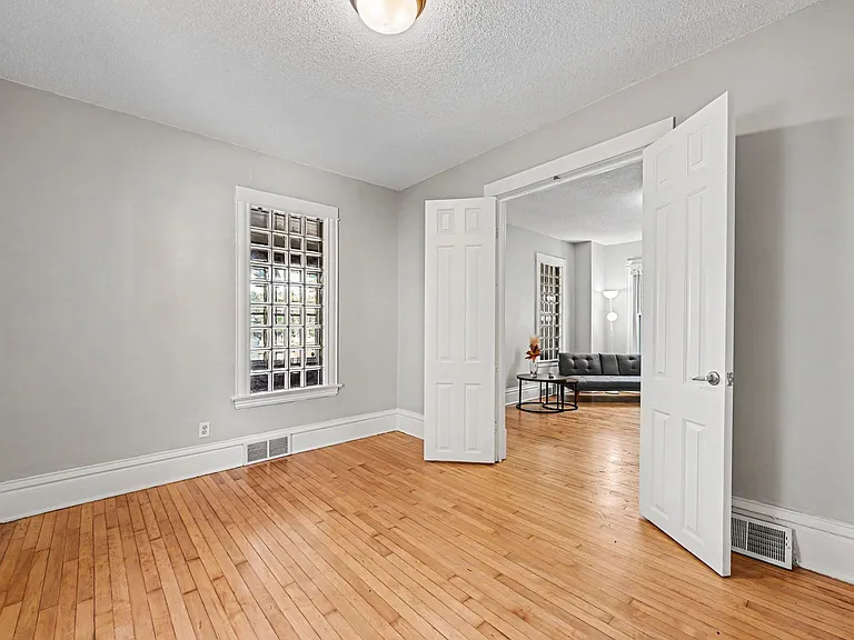 1411 Knox Ave N — Photo 12