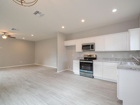 3rd image of 216 W Blacklidge Dr