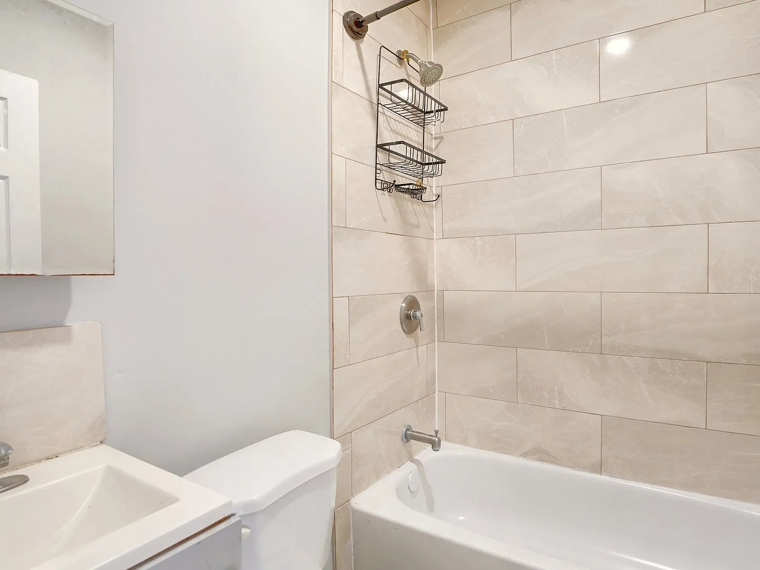 4 bed, 1.0 bath, 4056 sqft, $1,700 — Photo 3