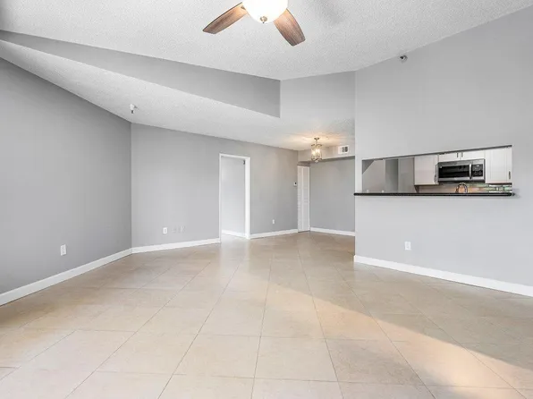103 Yacht Club Way #305, Hypoluxo, FL 33462