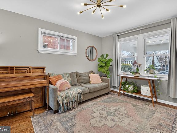 4th image of 162 Forrester St SW