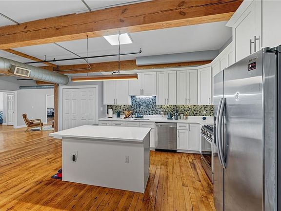 3rd image of 396-6 Roosevelt Ave