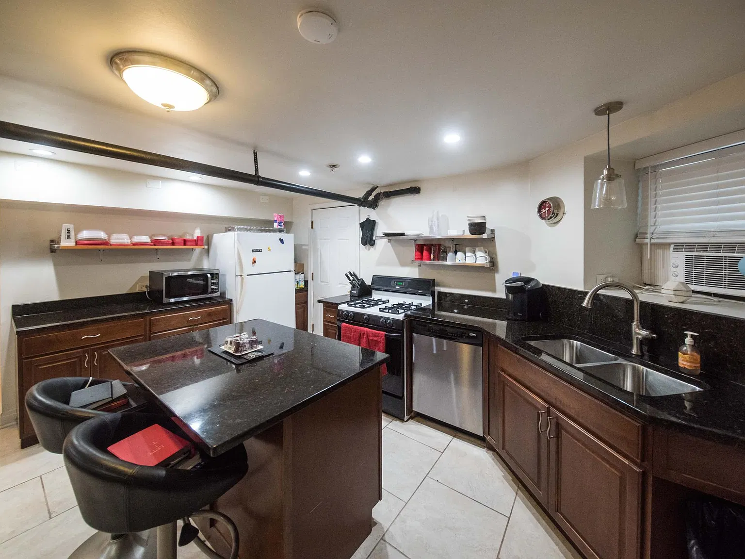 2 bed, 900 sqft, $1,900 — Photo 2