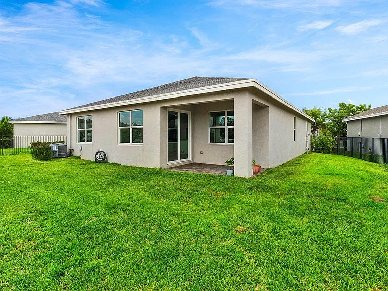 2770 NE Breezeway Cir — Photo 4