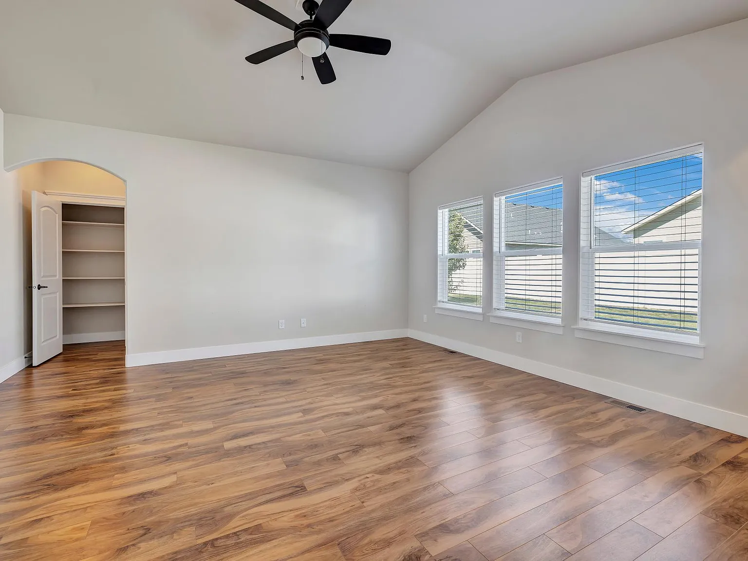 3 bed, 1500 sqft, $2,100 — Photo 2