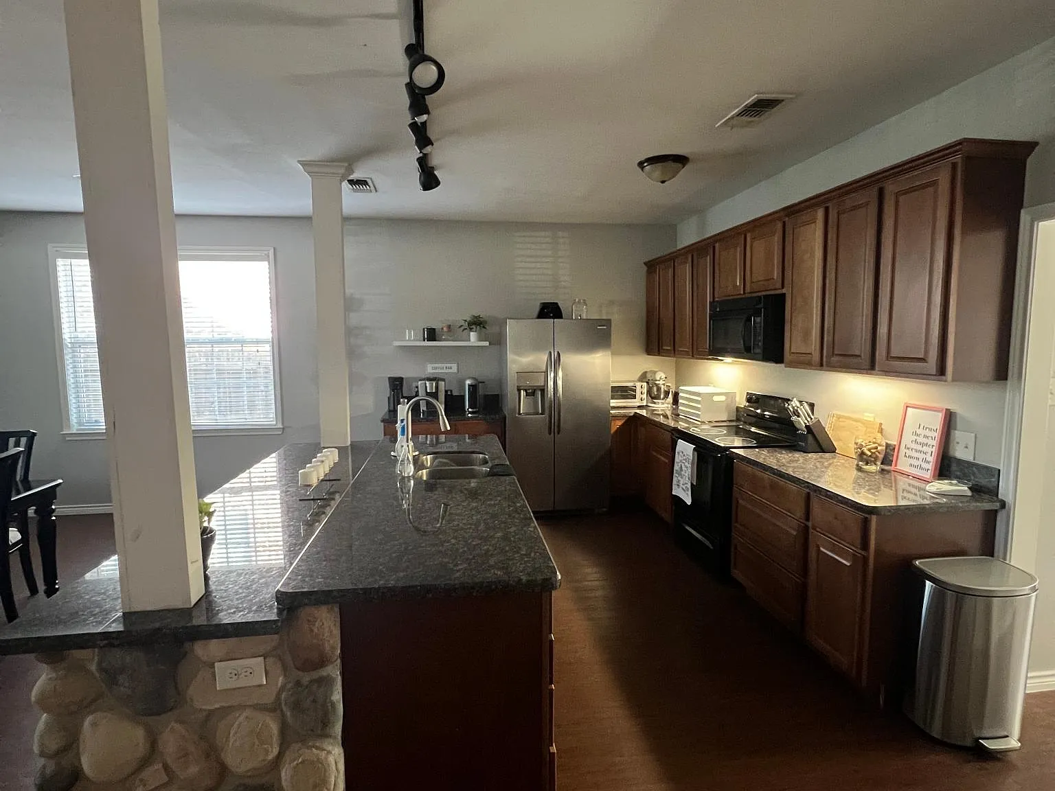 4 bed, 4.5 bath, 2387 sqft, $4,000 — Photo 3