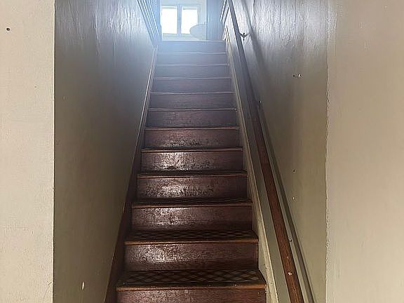 4th image of 1111 Oak St