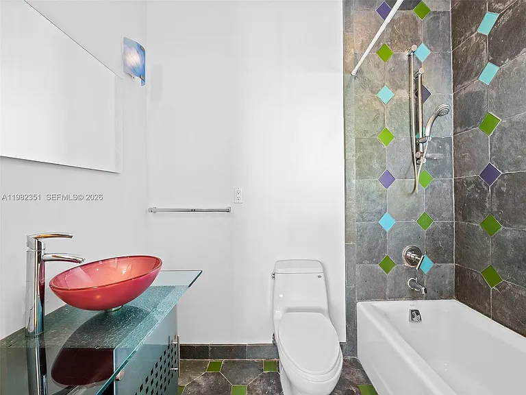 450 Victoria Ter — Photo 25