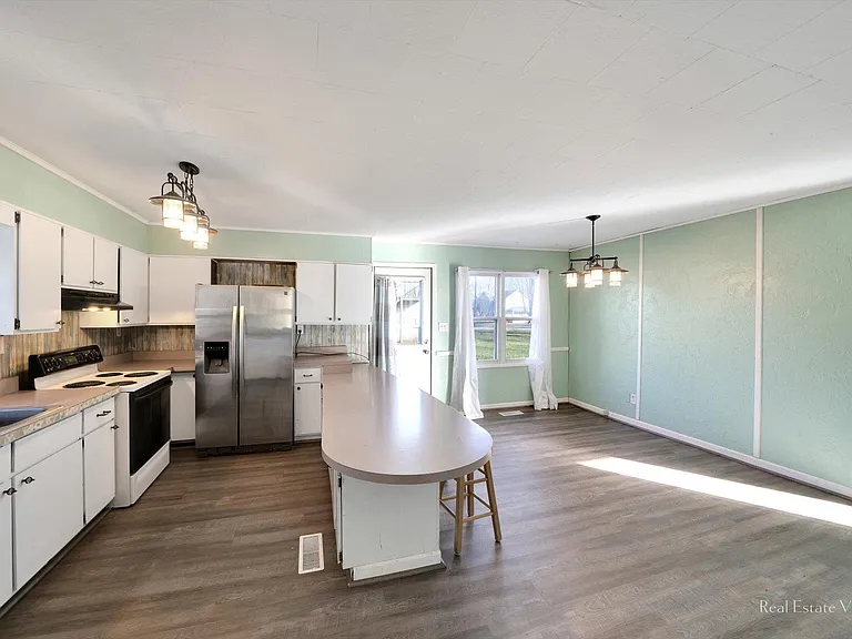 303 S East St — Photo 11