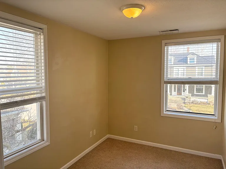 410 W Washington St — Photo 8